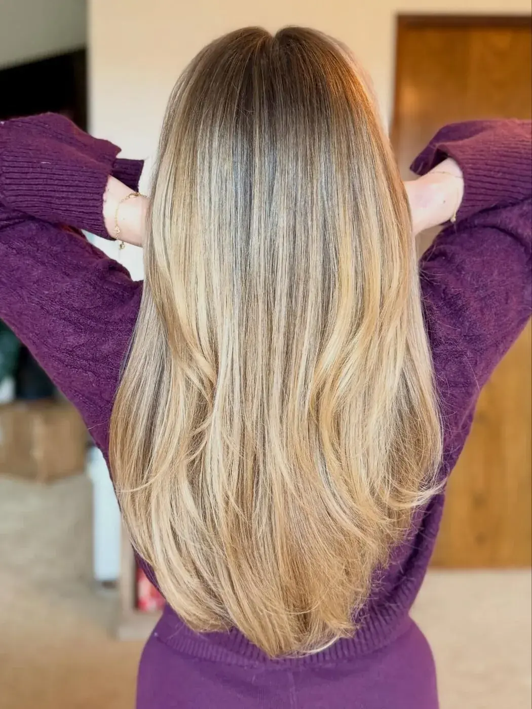 Lived-in blonde, seen from behind