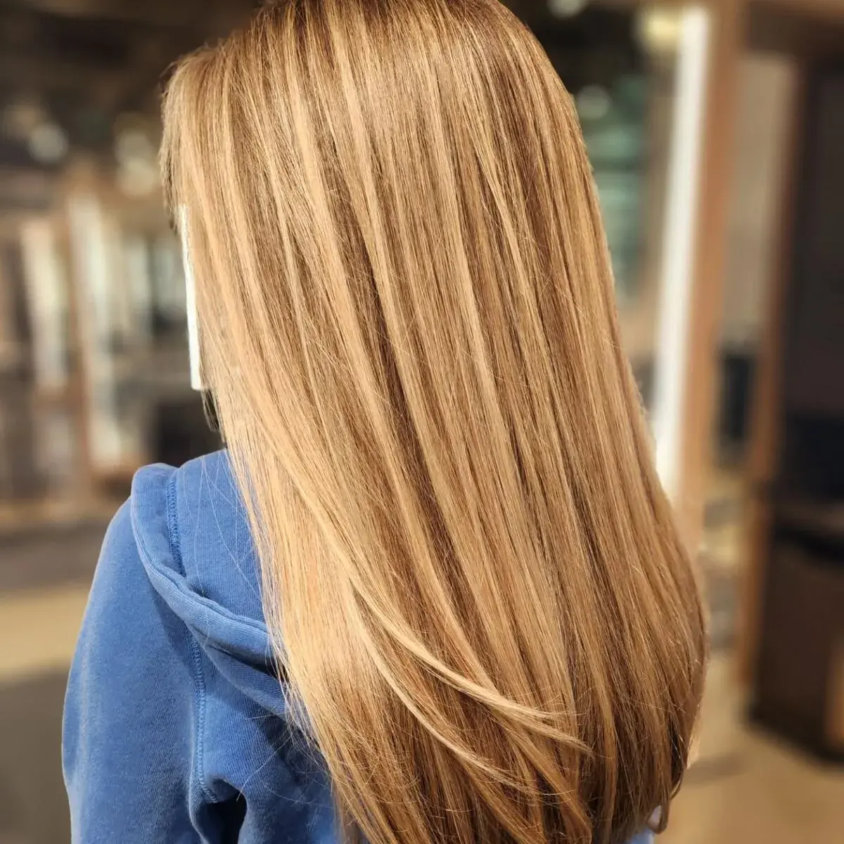 Honey gloss, seen from behind